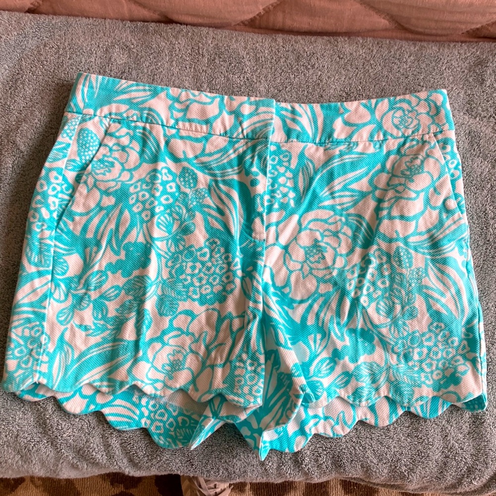 EUC Talbots Scalloped edge shorts. Turquoise and white tropical print. size 10.